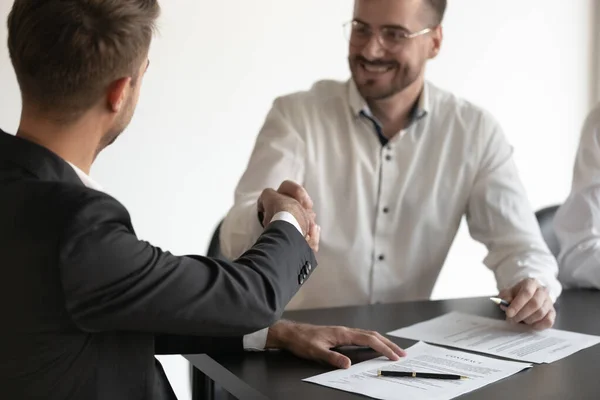 Cloe up av affärsmän skaka hand stängning affär vid förhandlingar — Stockfoto