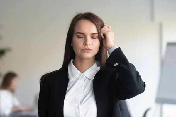 Stressad affärskvinna massage huvud lider av migrän — Stockfoto