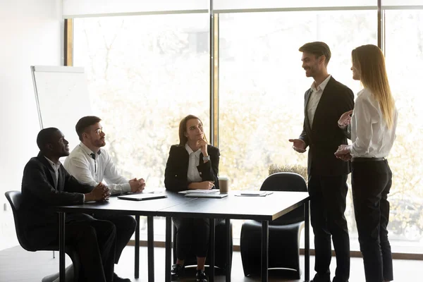 Male boss introduce female newcomer at meeting — Stock Photo, Image