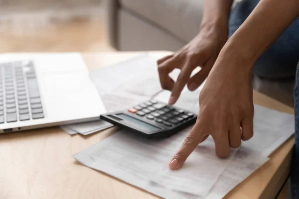 Nahaufnahme afrikanisch-amerikanische Frau mit Taschenrechner, Berechnung der Finanzen — Stockfoto