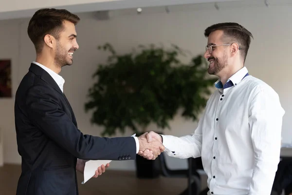 Le affärsmän handslag bekanta sig i ämbetet — Stockfoto