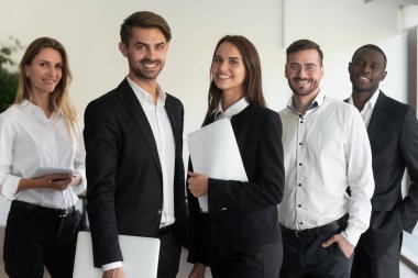 Ofiste fotoğraf için poz veren mutlu meslektaşların portresi