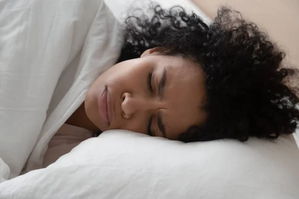 Wanita Afrika Amerika yang tidak bahagia menderita dari mimpi buruk, berbaring di tempat tidur — Stok Foto