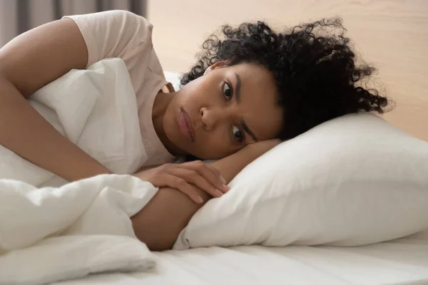 Wanita Afrika-Amerika yang tidak bahagia menderita insomnia, terbaring di tempat tidur — Stok Foto