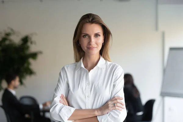 Portrait de femme d'affaires réussie posant les bras croisés — Photo