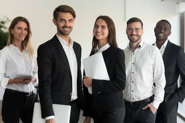 Ritratto di diversi colleghi felici in posa per foto in ufficio — Foto Stock