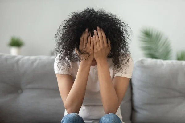 Donna afroamericana infelice che tiene la testa per mano, piangendo — Foto Stock