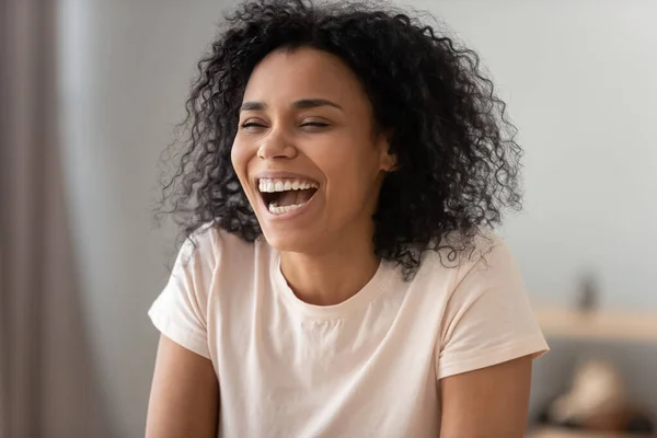 Overjoyed Afro-Amerikaanse vrouw lachen portret close-up — Stockfoto