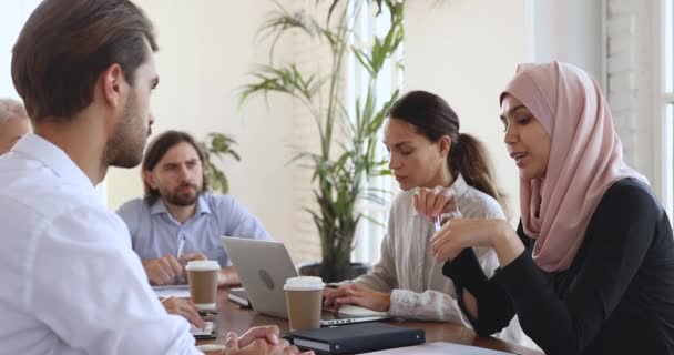 Grup toplantısında Asyalı Müslüman kadın yönetici danışman ortak. — Stok video