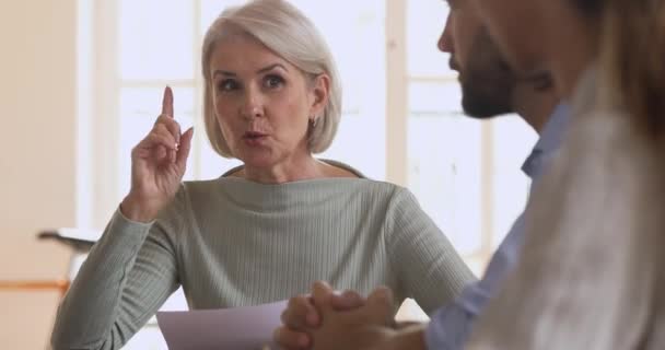 Responsable confiante de l'encadrement des femmes d'affaires lors d'une réunion de groupe — Video