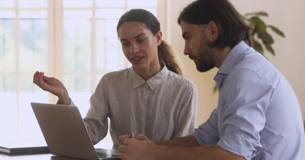 Responsabile vendite femminile consultare cliente maschile fare offerta con il computer portatile — Video Stock