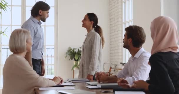 Orgulloso gerente de la empresa dar la mano alabanza mujer feliz empleado — Vídeo de stock