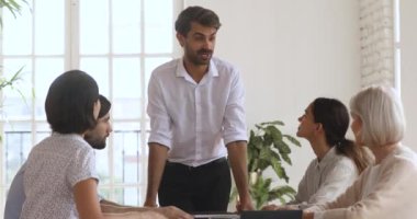 Mutlu erkek patron ve aşırı neşeli takım zaferi kutluyor.