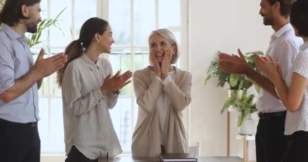 Spännande äldre bästa anställd blir uppskattad av business team — Stockvideo