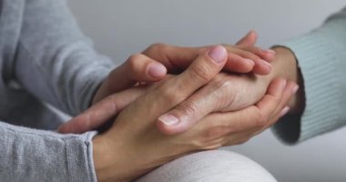 Genç bayanın yakın görüntüsü Yaşlı kadınların ellerini tut