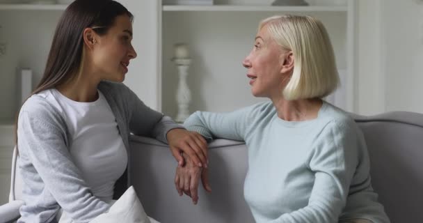 Entendendo a filha adulta jovem e a mãe mais velha conversando em casa — Vídeo de Stock