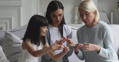 Mutlu üç nesil aile babaannesi ve torunu birlikte oynuyorlar.
