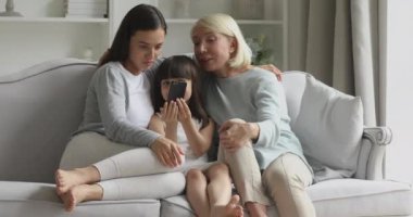 Heyecanlı çoklu nesil kadın ailesi akıllı telefon kullanarak eğleniyor