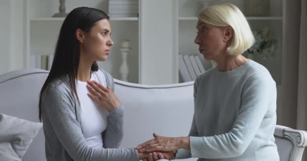 Cuidar da velha mãe conforto ouvir jovem adulto filha compartilhar problema — Vídeo de Stock