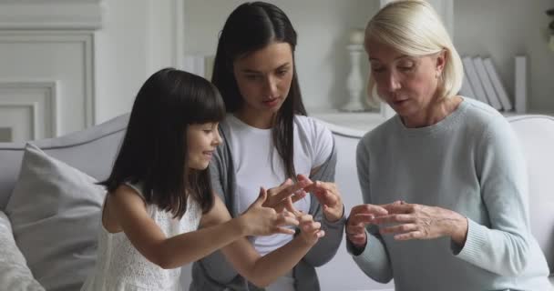 Glad tre generationer familj mormor och barnbarn leker tillsammans — Stockvideo
