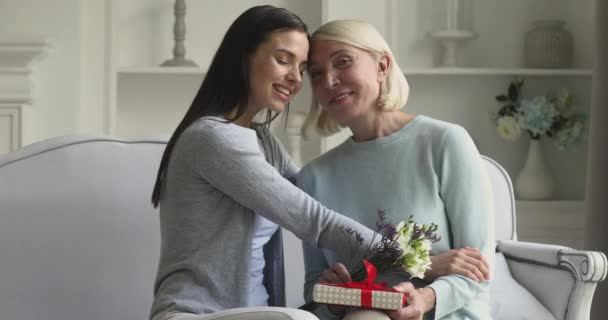 Felice giovane figlia adulta congratulandosi con la mamma matura con la giornata delle madri — Video Stock