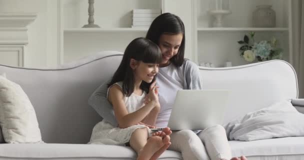 Lycklig mamma och söt dotter som använder laptop shopping online — Stockvideo