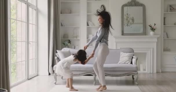 Zabawny aktywny beztroski mama i dziecko córka skakanie taniec razem — Wideo stockowe