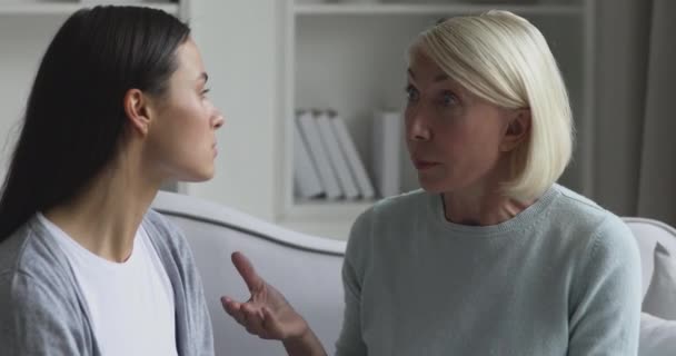 Preoccupato genitore maturo mamma litigando con testardo adulto figlia millenaria — Video Stock