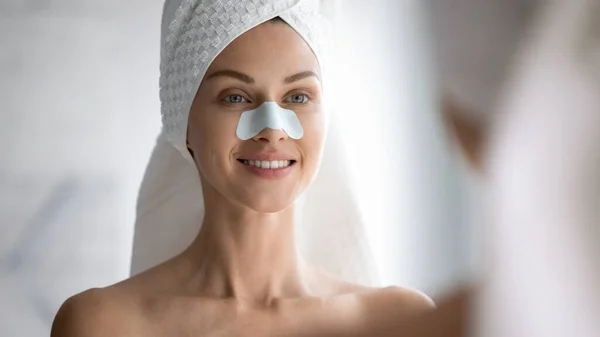 Glücklich schöne junge Frau Anwendung Nasenstreifen Reinigung Poren Mitesser — Stockfoto