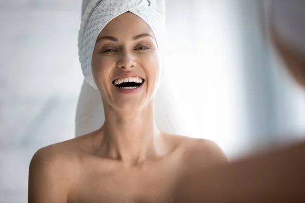 幸せな女性タオル上の頭笑って見てでミラーカメラ — ストック写真
