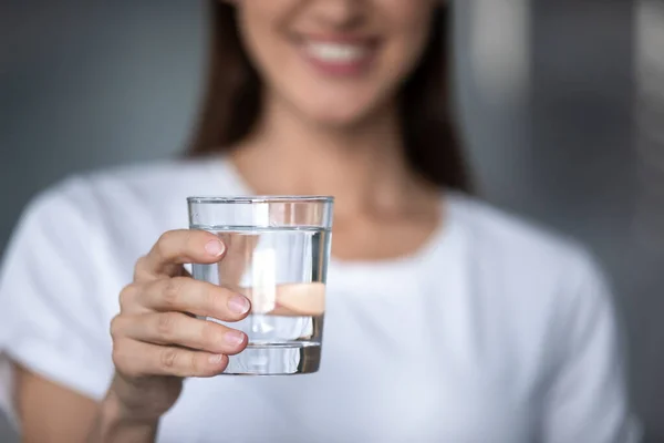 Uśmiechnięta młoda dama trzyma szklankę wody, widok z bliska — Zdjęcie stockowe