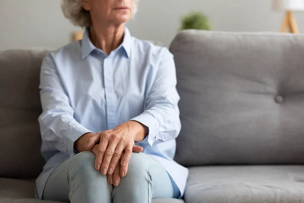 Unglücklich depressive Seniorin allein auf Sofa sitzen, Nahaufnahme — Stockfoto