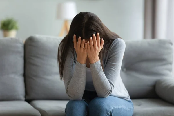 Triste deprimida jovem chorando sozinha em casa — Fotografia de Stock