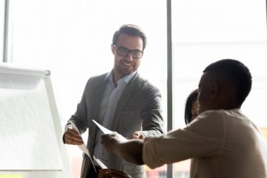 Gülümseyen Afrikalı Amerikalı çalışan, koça rapor veriyor..