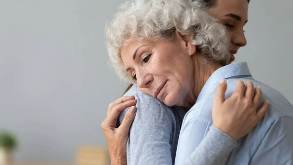 Dankbare rust senior oma moeder omarmen jong volwassen dochter kleinkind — Stockfoto