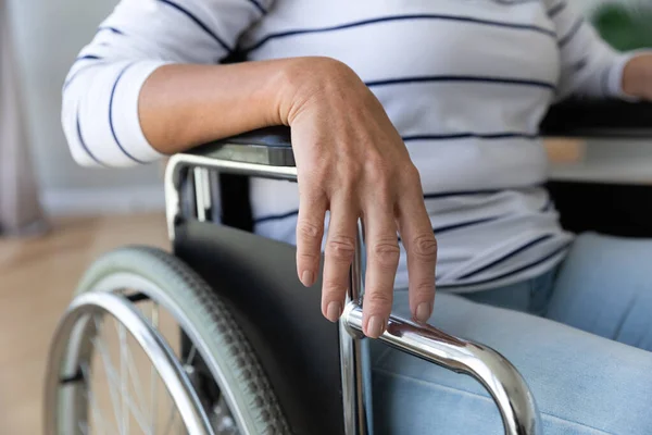 Deficiente paraplégico mulher idosa deficiente sentar-se em cadeira de rodas, close-up — Fotografia de Stock