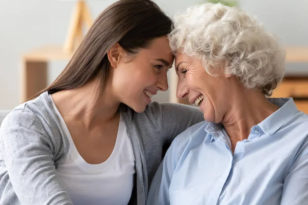 Sorrindo duas gerações de mulheres família rindo colagem abraçando juntos — Fotografia de Stock