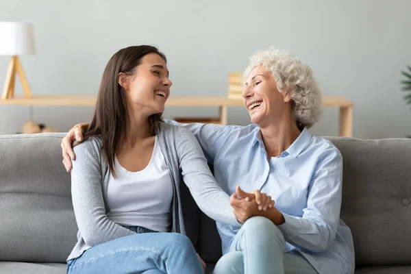 Jovem alegre filha e velha mãe falando rindo em casa — Fotografia de Stock