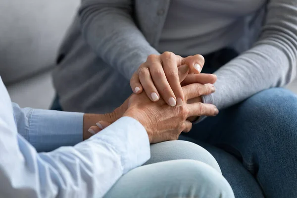 Nieta mujer joven sostiene la mano anciana abuela femenina, primer plano — Foto de Stock