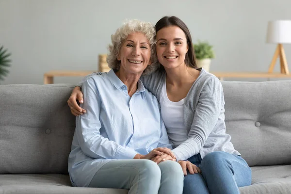 Feliz afetuoso duas gerações mulheres avó e neta retrato — Fotografia de Stock