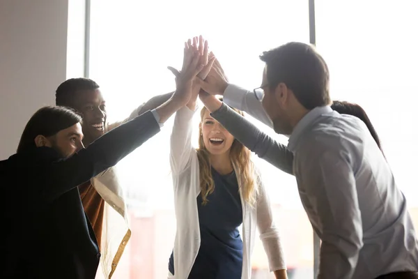 Überglückliche Mixed-Race-Gruppe der Mitarbeiter gibt High Five. — Stockfoto