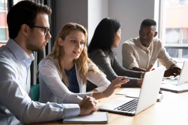 Ofiste çiftler halinde çalışan çok ırklı genç ve yaşlı meslektaşlar.