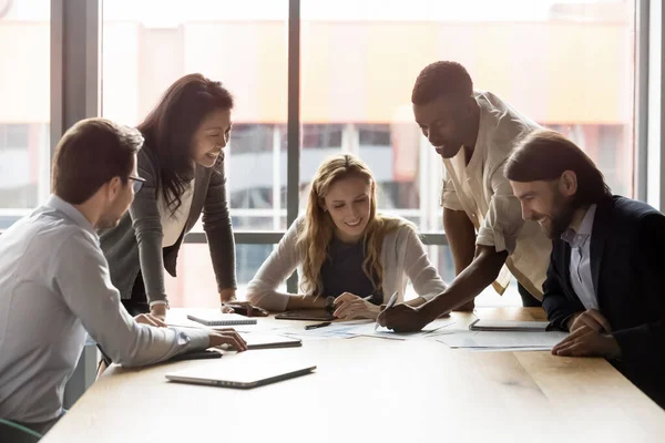 Feliz exitoso equipo de negocios de carreras mixtas discutiendo ideas de proyecto . — Foto de Stock