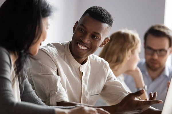 Jovem trabalhador afro-americano feliz discutindo ideias de projeto com líder . — Fotografia de Stock