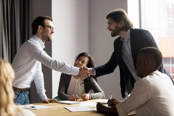 Jefe de confianza alabando a los jóvenes empleados, felicitando con buenos resultados de trabajo . — Foto de Stock