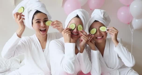 Drôle heureux asiatique femmes faire concombre masque avoir amusant ensemble — Video