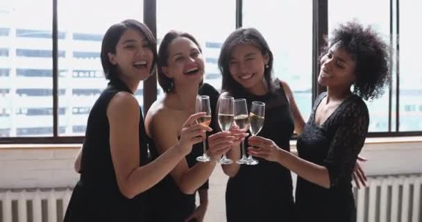 Happy elegante belas jovens senhoras segurar óculos olhar para a câmera — Vídeo de Stock