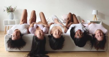 Çekici, değişik kadınlar baş aşağı yatarken pijama giyerler.