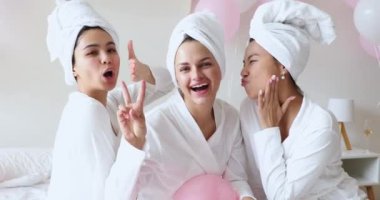 Güzel, çeşitli kızlar kameraya bakar. Spa partisinde toplanın.