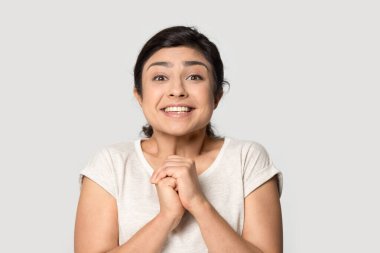 Gülümseyen Hintli kız heyacanla el ele tutuşuyor.